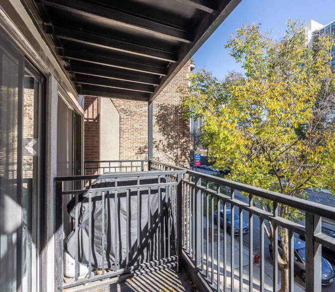 Building Photo - 1214 N La Salle Dr