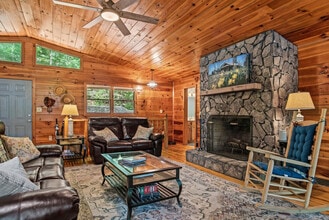 Building Photo - 410 Dogwood Ln