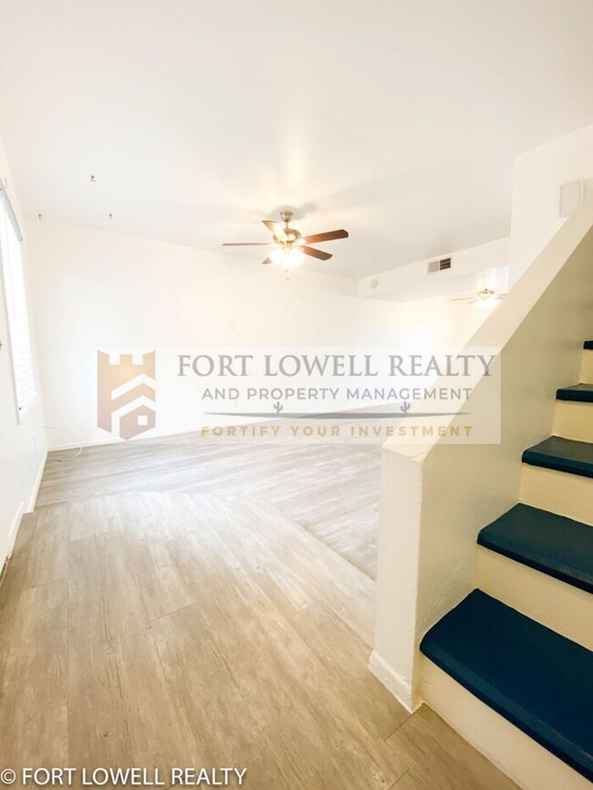 Building Photo - 2 Bed 2.5 Bath Townhome
