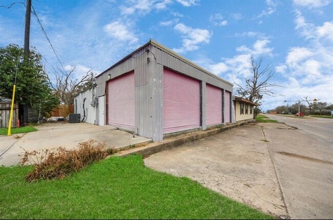 Building Photo - 5734 Oriole St