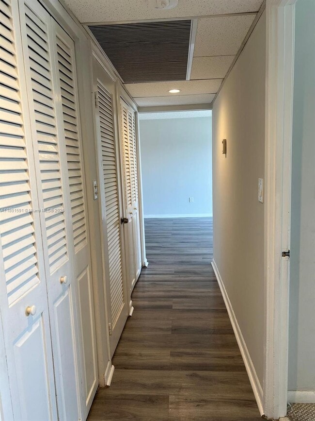 Building Photo - 400 Kings Point Dr