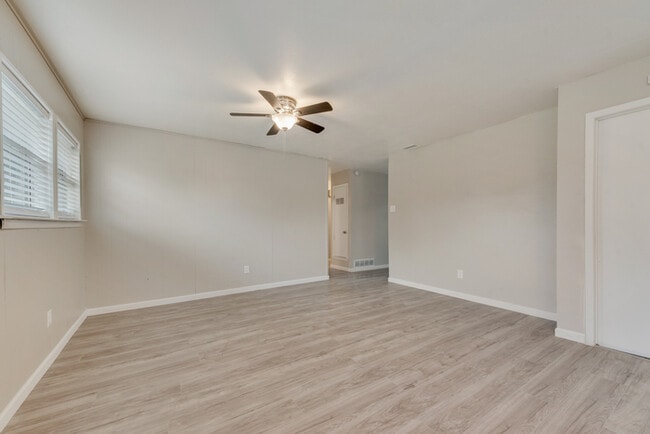 Building Photo - 3 bedroom Home with Prime Location