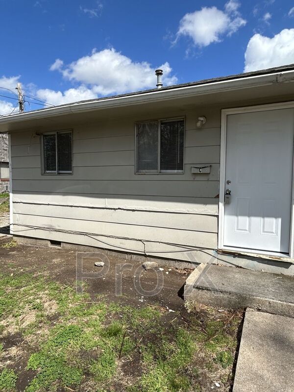 Building Photo - 208 W 1st St