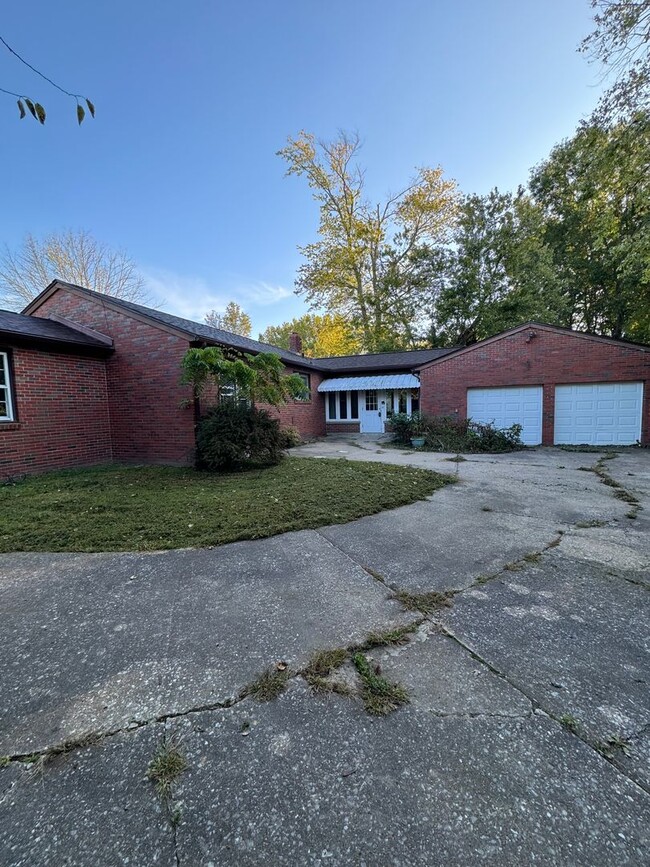 Building Photo - 3 Bedroom 2 Bath Home with Basement and Fe...