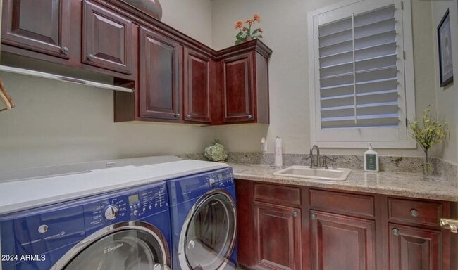 Building Photo - 1223 E Moss St