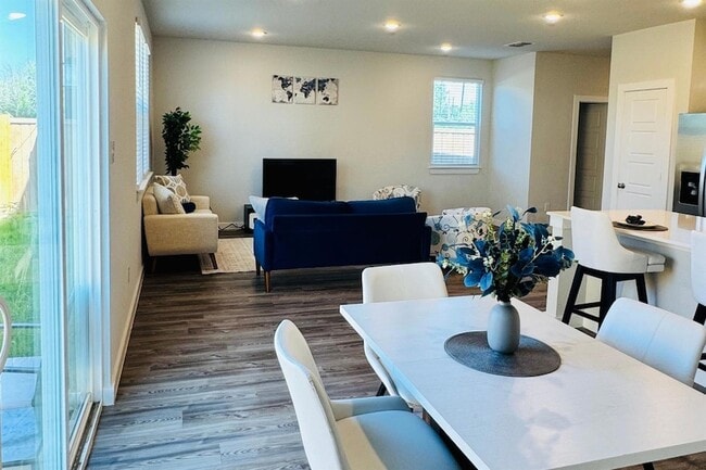 Building Photo - 5935 W Hausman Rd