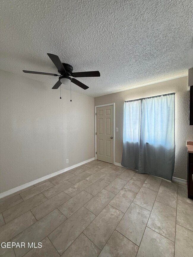 Building Photo - 955 Versailles Dr