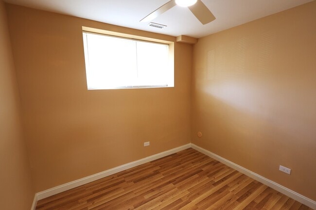 Building Photo - 6157 W Belmont Ave