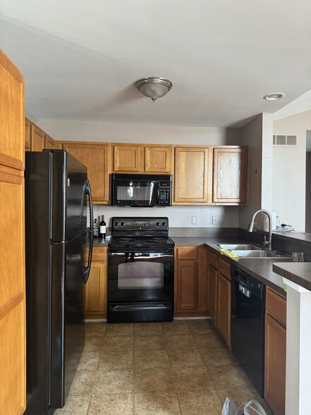 Building Photo - 15284 Yale Dr