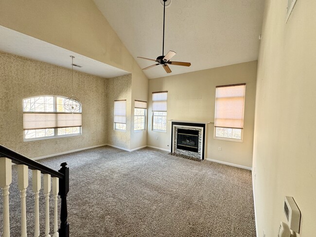 Vaulted ceilings - 7601 Mansion Cir