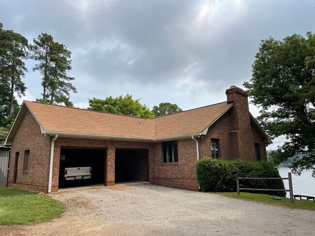 Building Photo - Three Bedroom Brick Ranch in Terrell with views of Lake Norman