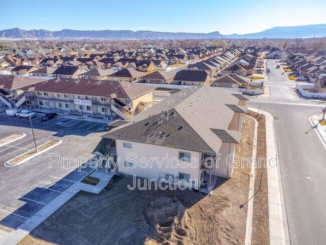 Building Photo - 658 Brookwillow Dr