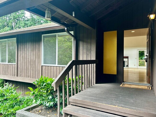 Building Photo - Amazing Lake Forest Park Home