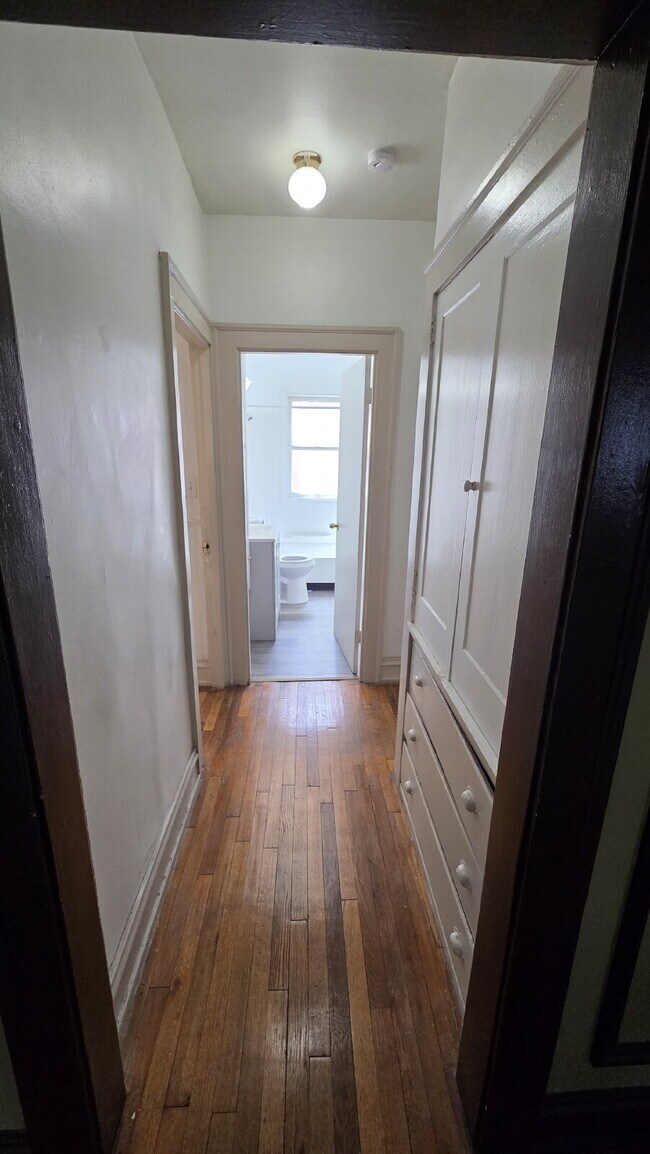 Building Photo - "Spacious 2 Bed in Cleveland Heights !"