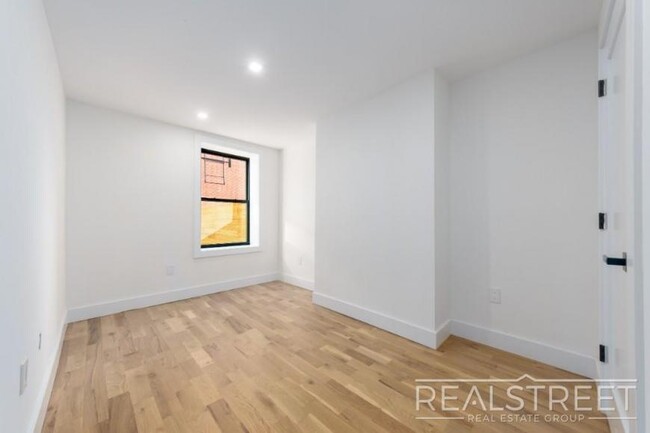 Building Photo - 3 bedroom in BROOKLYN NY 11233