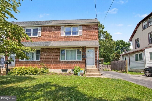 Building Photo - 749 S Matlack St