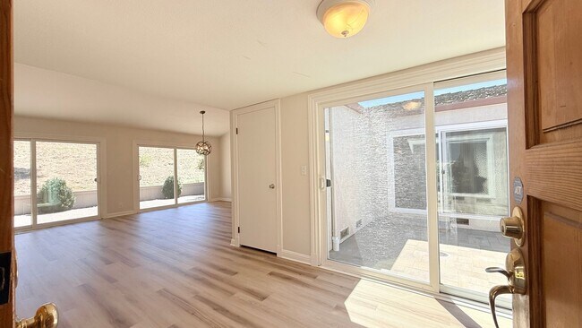 Building Photo - 750 N Paradise Valley Ct