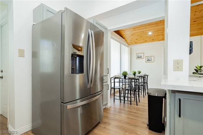 Building Photo - 2205 Santa Paula Dr