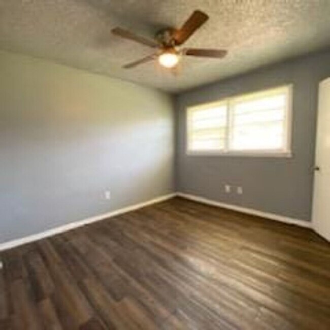 Building Photo - $0 First Month's Rent / $0 Deposit at Move-in