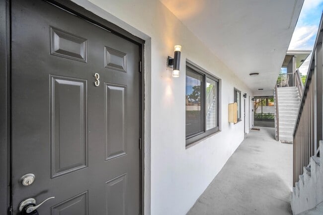 Building Photo - 559 NE 44th St