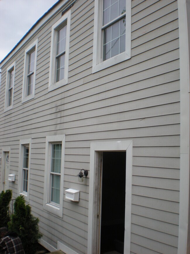 Building Photo - 208 Kearsarge St