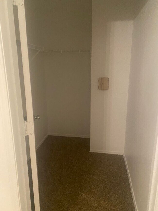 Building Photo - 1000 Diamond Dr
