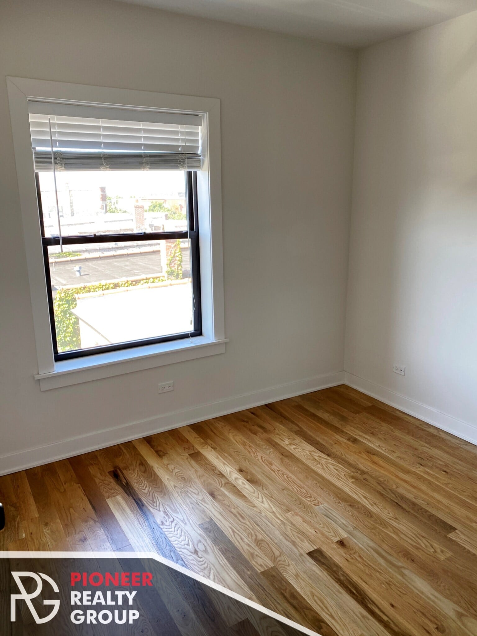 Building Photo - 2211 W Eastwood Ave