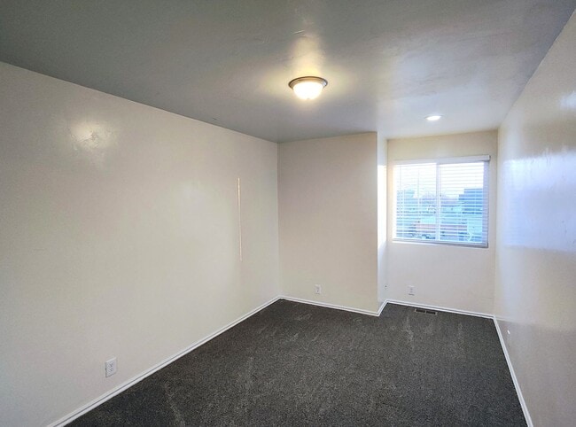 Building Photo - Updated 4 Bd 3 Ba Home in Sandy