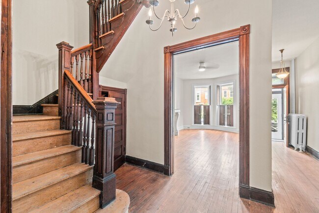 Building Photo - Spacious 6BR/2.5BA in CV AVAILABLE June 2026