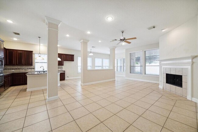 Building Photo - 910 Floriencia St