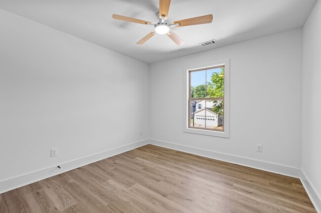 Building Photo - 3 Bedroom Walkable to Downtown Zebulon. Lawncare included!