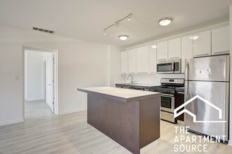 Building Photo - 1544 W Glenlake Ave