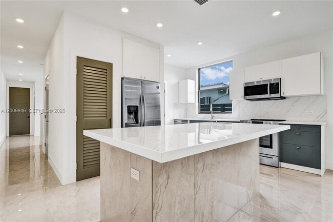 Building Photo - 2887 SW 33rd Ave