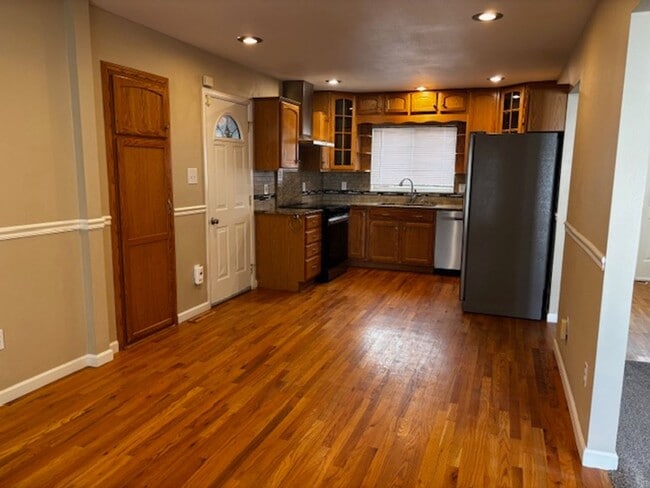 Building Photo - Cute 5 Bedroom 3 Bath Single Family Home