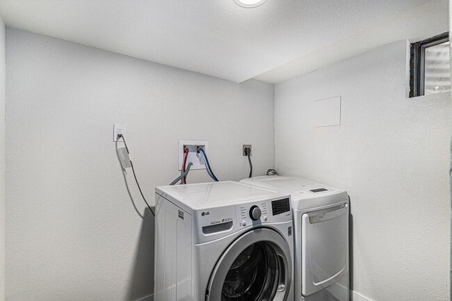 Building Photo - Spacious 1 Bed 1 Bath LOFT in the heart of...