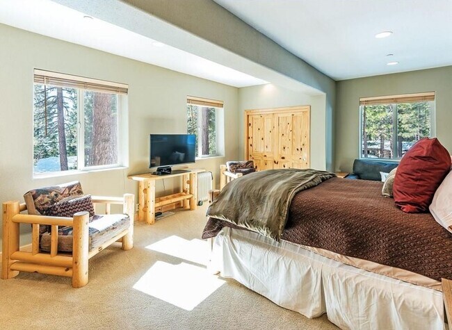 Building Photo - Charming Mountain Home