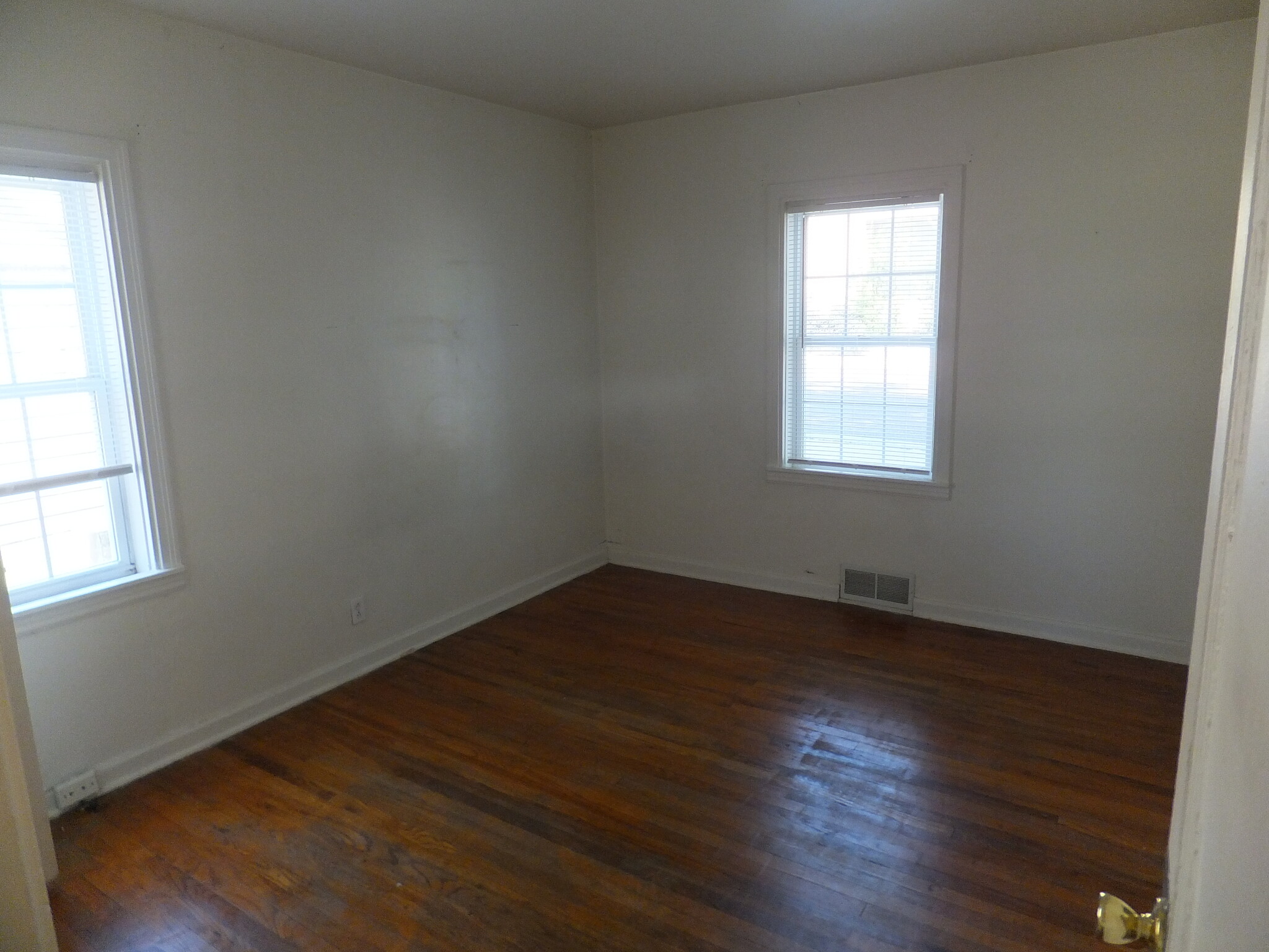 main floor front bedroom - 905 Ashland Rd