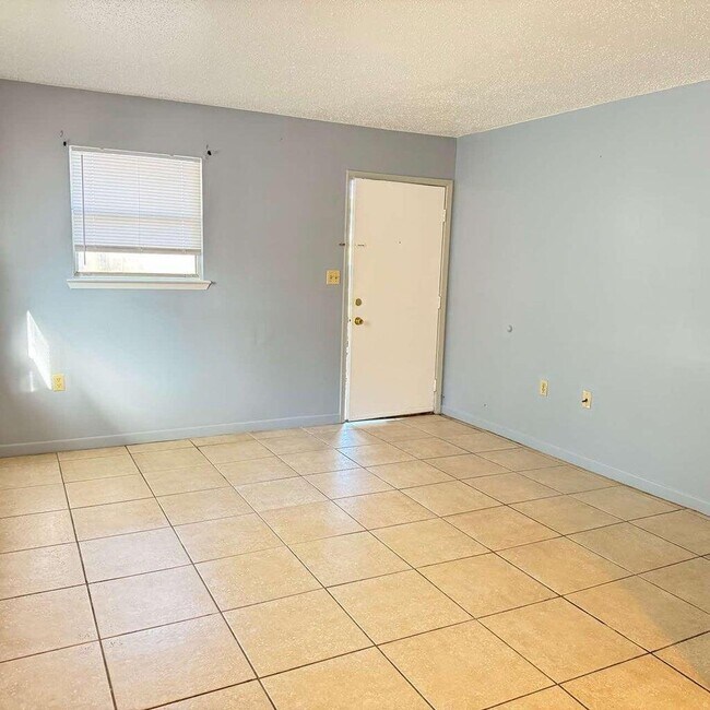 Building Photo - 824 Tanager Rd