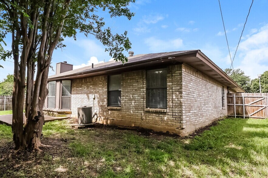 Building Photo - 7051 S Meadow Dr E