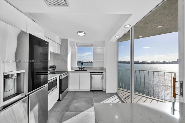 Building Photo - 7601 E Treasure Dr