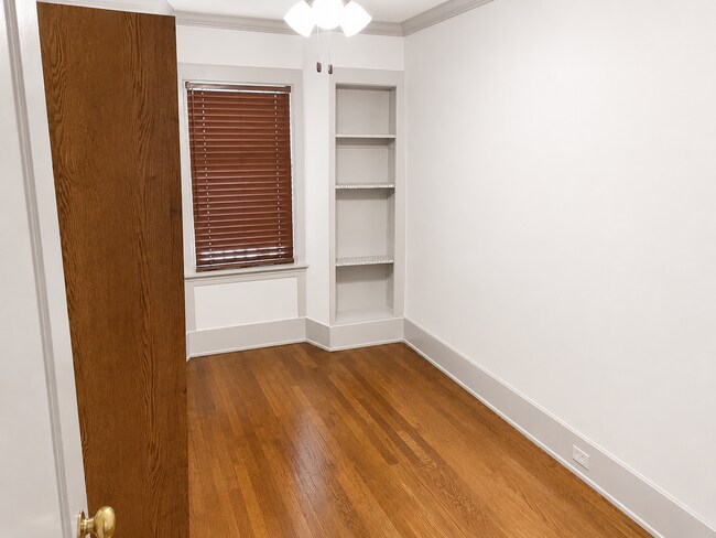 Building Photo - Available Stunning 5-Bedroom, 3-Bath Townhome with High-End Finishes