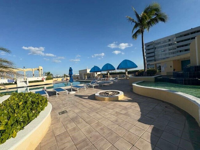 Building Photo - 7601 E Treasure Dr