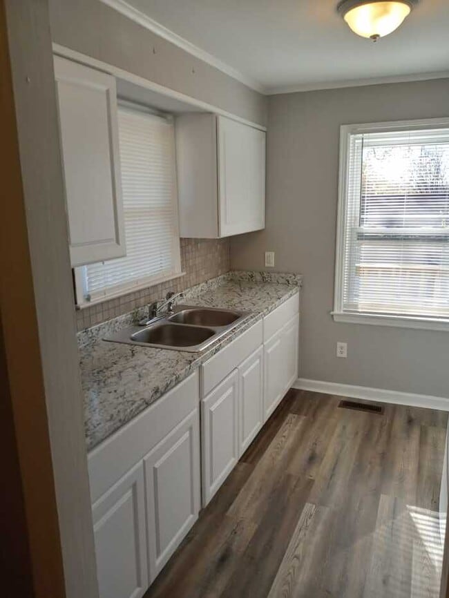 Building Photo - 2638 Summit Ave