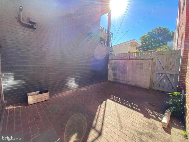 Building Photo - 833 11th St NE