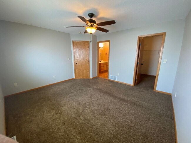 Building Photo - 3 Bedroom Townhome in South Fargo!!