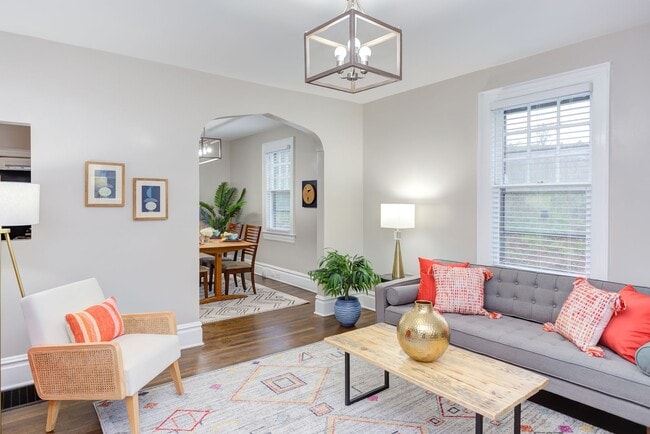 Building Photo - Available Now - Adorable and Spacious! 2 B...