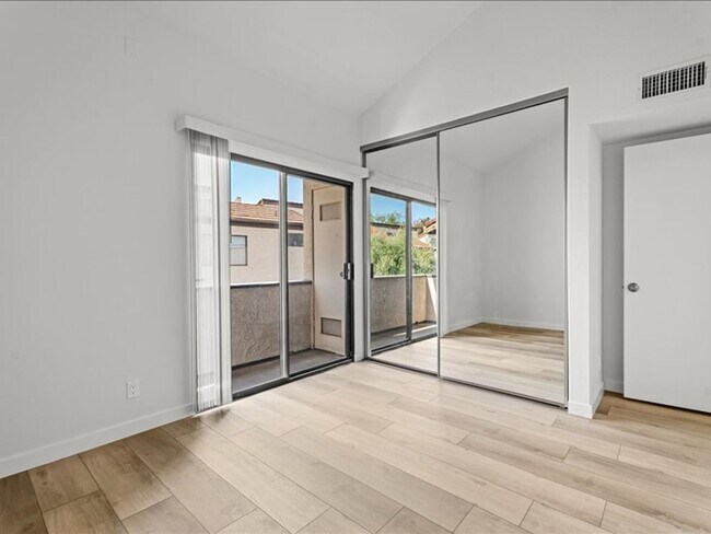 Building Photo - Spacious 3Beds+2.5Baths Townhouse With A B...