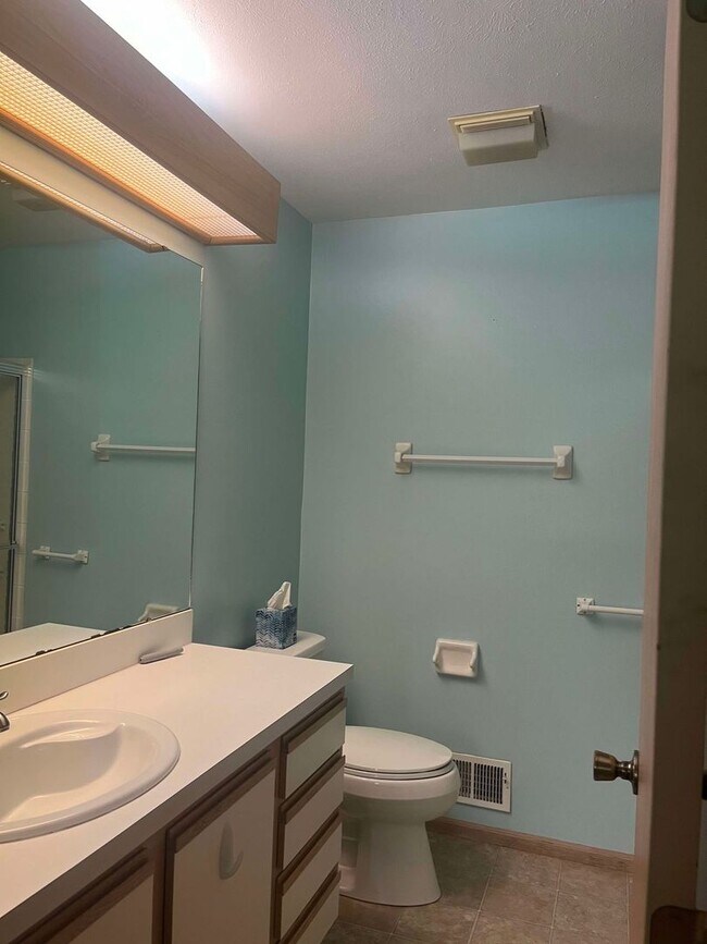 Building Photo - Updated and bright two bedroom condo