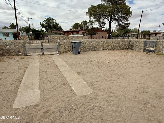 Building Photo - 805 Santa Barbara Dr