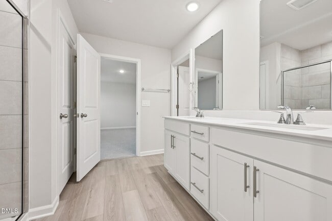Building Photo - 5 and A Loft single family for sale
